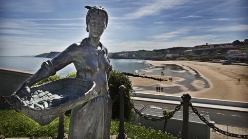Vista de la playa desde el Monumento a la pescadora, en Comillas