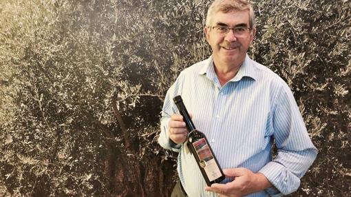 Francisco Serrano, presidente de Almazaras de la Subbética, con su aceite más premiado, en Agro Priego 2017