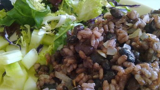 Gallo pinto acompañado de ensalada