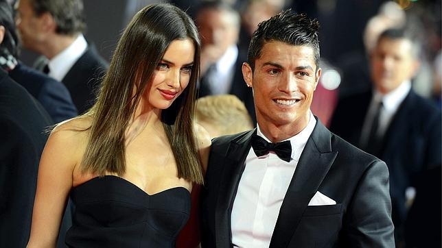 Irina Shayk acompañó a Cristiano Ronaldo, candidato al Balón de Oro (EFE)