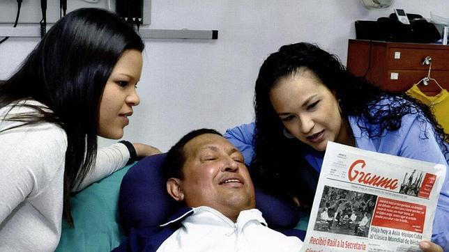 Venezuela hace pública una prueba de vida de Chávez: en la cama, leyendo el «Granma» de ayer