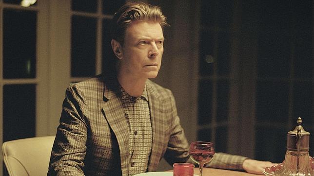 El músico británico David Bowie en una imagen del videoclip de «The Stars (Are Out Tonight)»