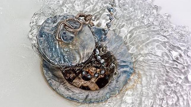 ¿El agua del lavabo gira en sentido opuesto en cada hemisferio?