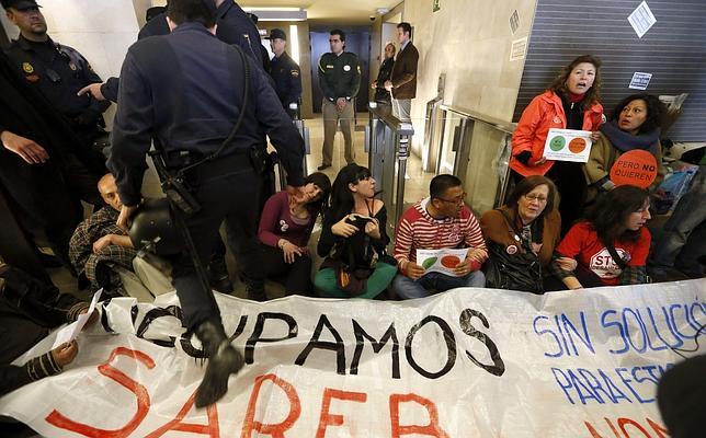 Detenidos en Madrid 30 miembros de la PAH por encerrarse en el «banco malo»
