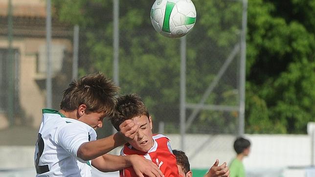 «Los niños no deberían dar cabezazos a un balón de fútbol hasta cumplir los 18 años»