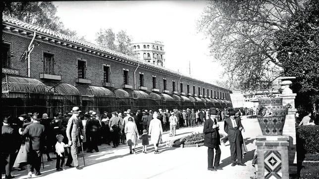 Las jaulas de la Casa de Fieras, en El Retiro, en una foto de 1920. Ahora será una biblioteca