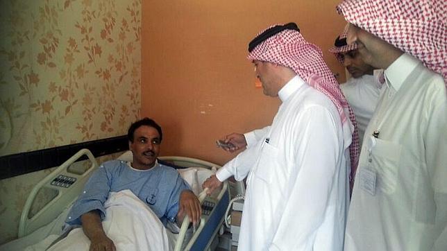 El ministro saudita de Sanidad visita a un paciente con el virus
