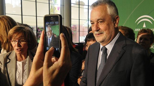 Griñán arremete ahora contra la Monarquía: «No pongo la mano en el fuego ni por el Rey ni por nadie»