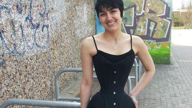 Una joven reduce drásticamente su cintura gracias a llevar durante tres años un corsé