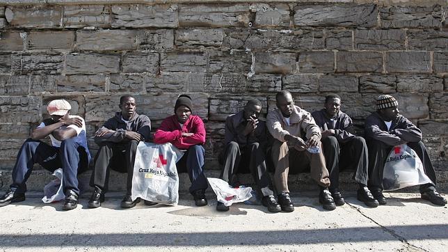Rescatados 28 inmigrantes a bordo de cuatro balsas en el Estrecho