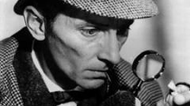Peter Cushing, en el papel de Sherlock Holmes, que interpretó en una serie de televisión en los años 60