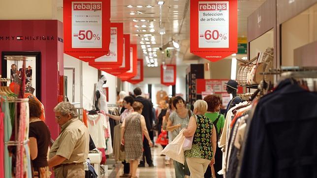 Consejos para comprar con inteligencia en unas rebajas de verano sin fin