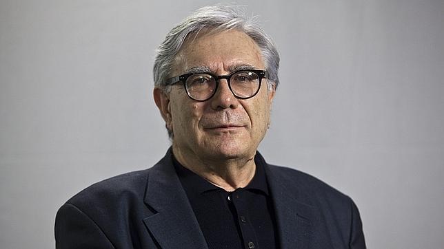 El escritor y periodista reivindica la cultura propia como clave para descifrarla crisis