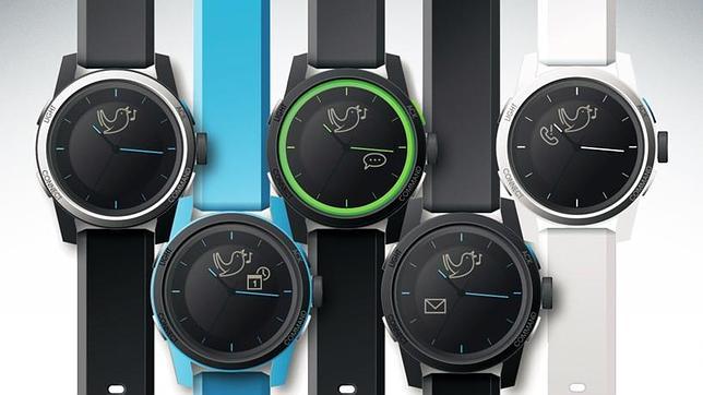 En la imagen, cookoo, un reloj semi analógico que interactúa con móviles
