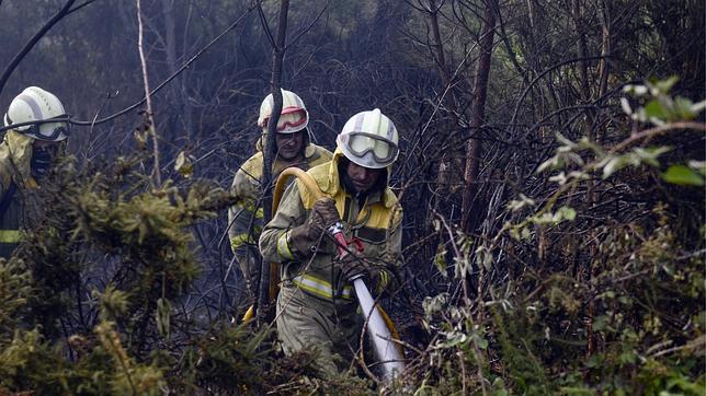 Un Incendio En Outes Todavía Activo Arrasa Ya 50 Hectáreas