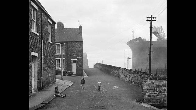 «Housing and shipyard» («Viviendas y astillero»), Tyneside, 1975