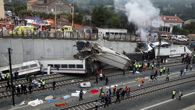 80 muertos al descarrilar un tren Alvia a casi 200 por hora en Santiago