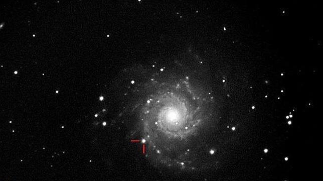 Una gigantesca explosión en la galaxia M-74