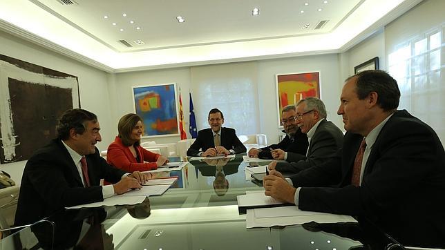 Gobierno, oposición, sindicatos y patronal, unidos contra la rebaja salarial del FMI