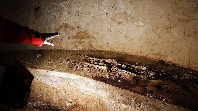 Un investigador muestra la tumba localizada debajo de la Iglesia de la Santísima Anunciación