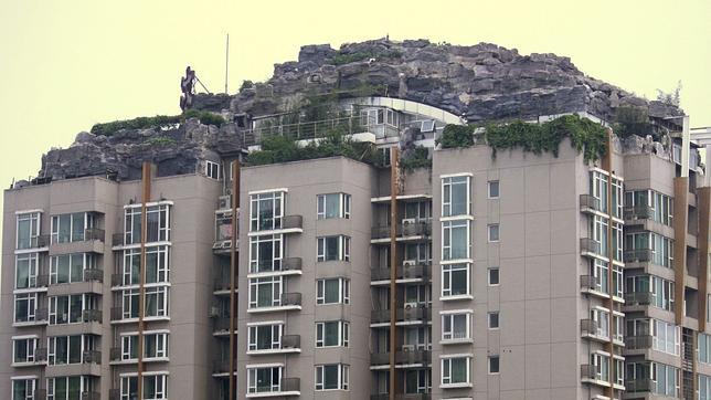 El hombre que construyó su propia «montaña» en la terraza tendrá que demolerla