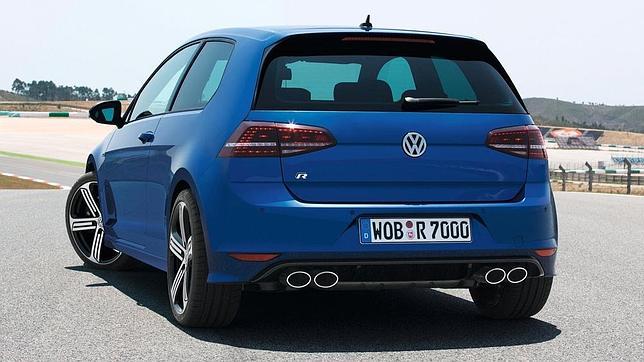 El nuevo Golf R muestra credenciales como sus 4 escapes traseros «2 a 2».