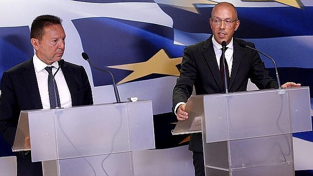 El ministro griego de Finanzas, Yannis Sturnaras (i) y el miembro del consejo ejecutivo del BCE Jörg Asmussen (d)