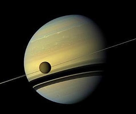 Titán, cubierta por un grueso escudo de hielo