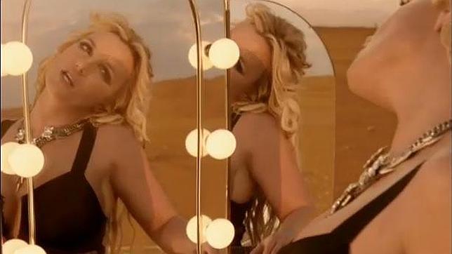 Britney Speras luce ajustados corsés en su nuevo videoclip