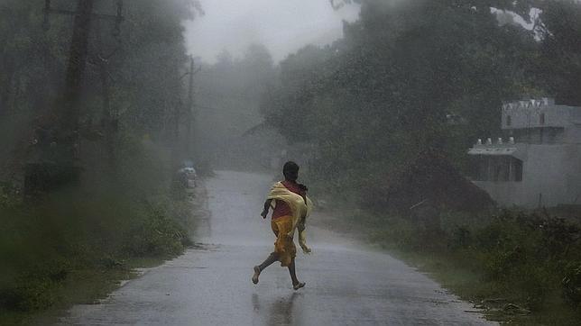El ciclón Phailin deja al menos siete muertos mientras la cifra de evacuados supera los 700.000