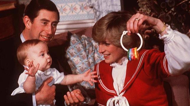 Diana de Gales y el Príncipe Carlos, jugando con su hijo Guillermo en el Palacio