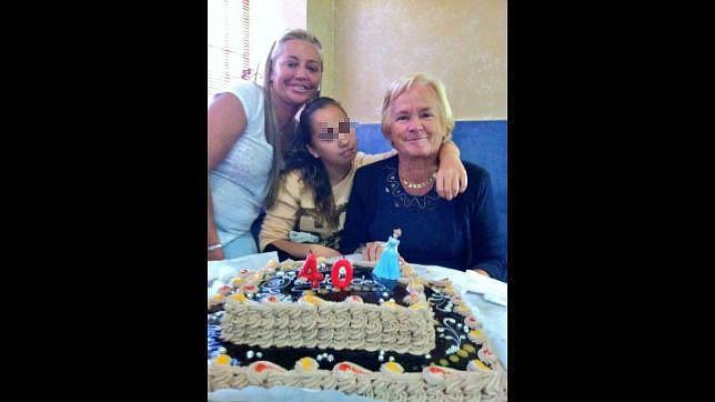 Belén Esteban celebra sus 40 años en compañía de su hija y su madre