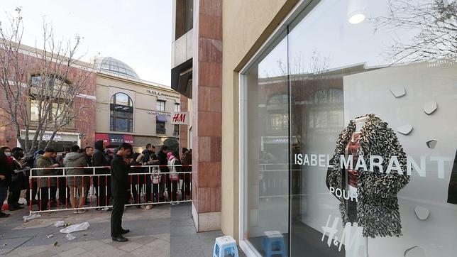 Colas en Gran Vía para comprar los diseños de Isabel Marant a precios H&M