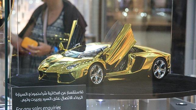 Dubai Exhibe El Coche Mas Caro Del Mundo Un Lamborghini Aventator De Oro Y Diamantes