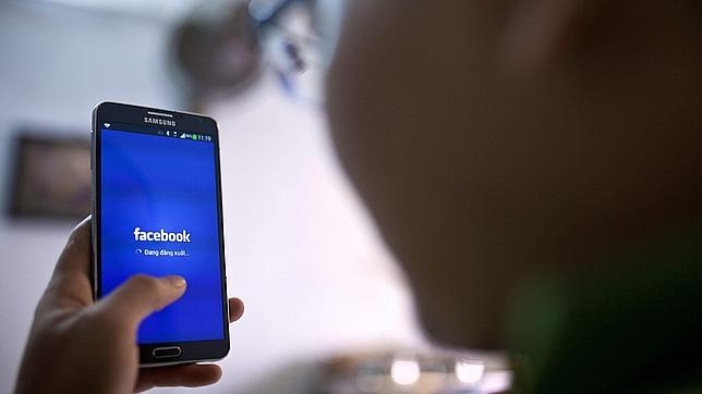 Crecen los adictos al móvil y a internet