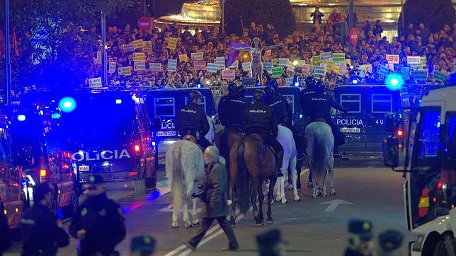 Cien policías heridos en manifestaciones y disturbios callejeros en 2013