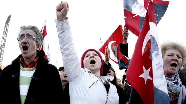 Manifestación contra el Gobierno en las calles de Estambul este sábado tras la operación anticorrupción