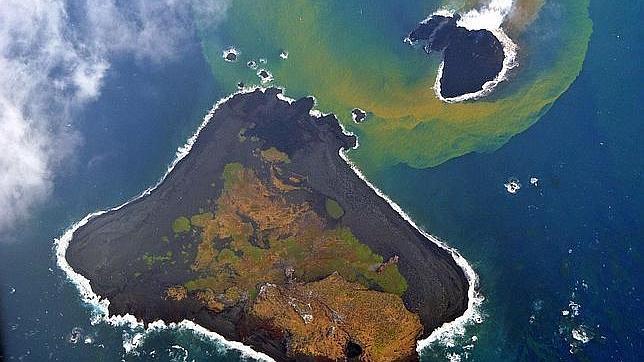 La isla que nació de una erupción al sur de Tokio crece y se une a otra
