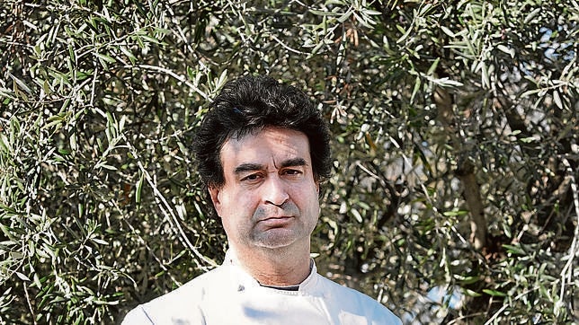 Sé lo que es jugar al fútbol en campos de barbecho y entre olivos. En su restaurante El Bohío -estrella Michelín- utiliza «el zumo de la aceituna cornicabra»
