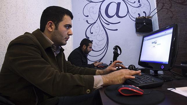 El líder supremo iraní prohíbe los chats entre chicos y chicas que no se conocen