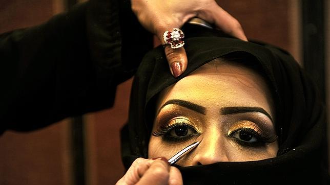 Los saudíes culpan al exceso de maquillaje del aumento de abusos sexuales