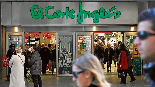 Jornada de rebajas a las puertas de uno de los grandes almacenes, en la ciudad de Valencia