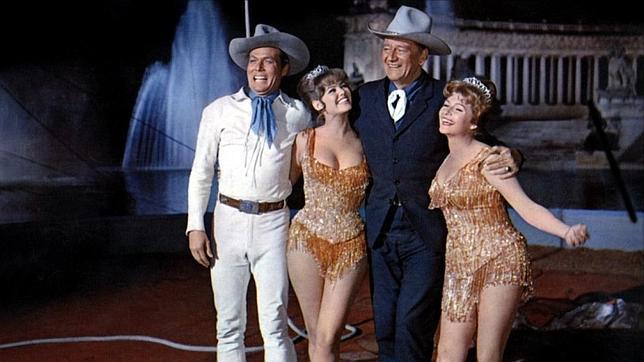 De izquierda a derecha: John Smith, Claudia Cardinale, John Wayne y Rita Hayworth, con el estanque de El Retiro al fondo