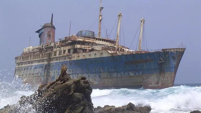 El Barco Fantasma De Fuerteventura Y Otros Lugares Abandonados De Espana - batalla de barcos gigantes barco vs barco en roblox bebe