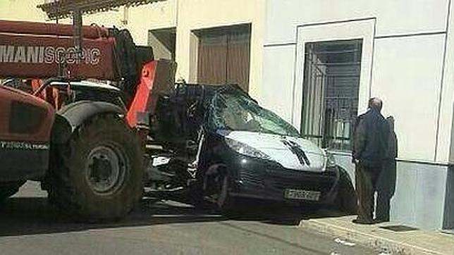 Un Moroso Empotra A Un Cobrador Del Frac Contra Una Casa Con Un Toro Mecanico