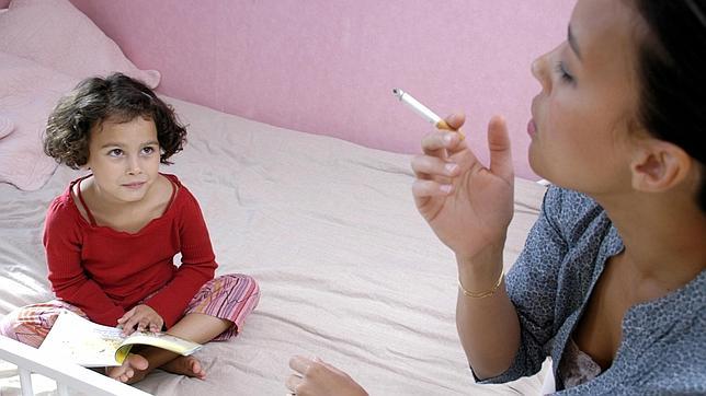 Los padres que fuman delante de sus hijos deberían tener en cuenta los nocivos efectos que ello conlleva