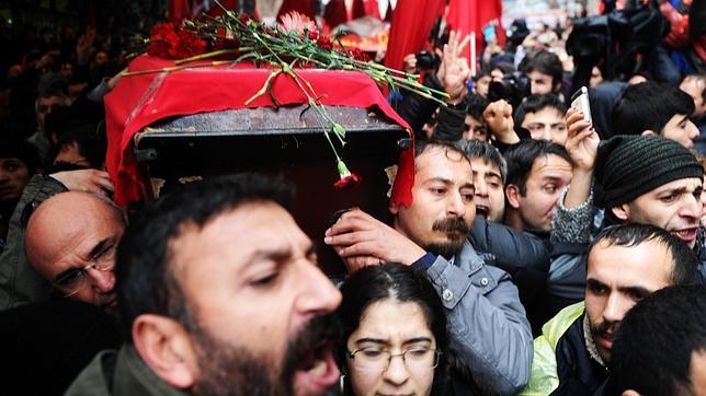 Entierro del joven Berkin Elvan este martes en Estambul