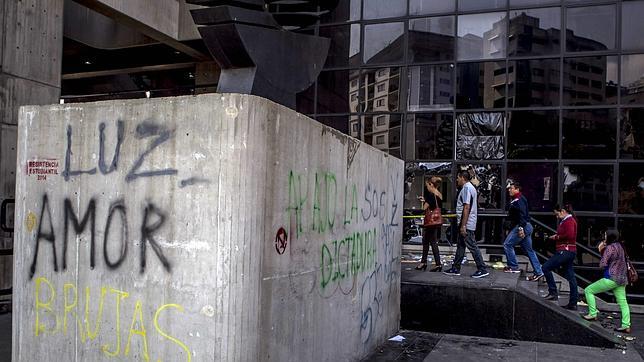 Una de las oficinas dañadas por las protestas en Caracas