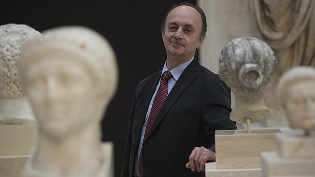 Andrés Carretero, junto a piezas romanas en el museo que dirige