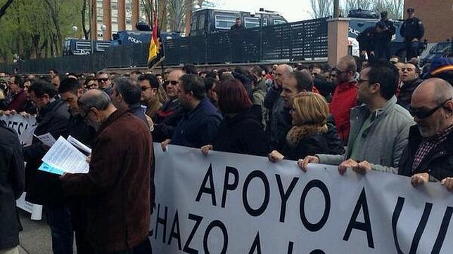 En directo: Los policías se manifiestan contra los mandos: «Nuestros heridos son vuestras medallas»